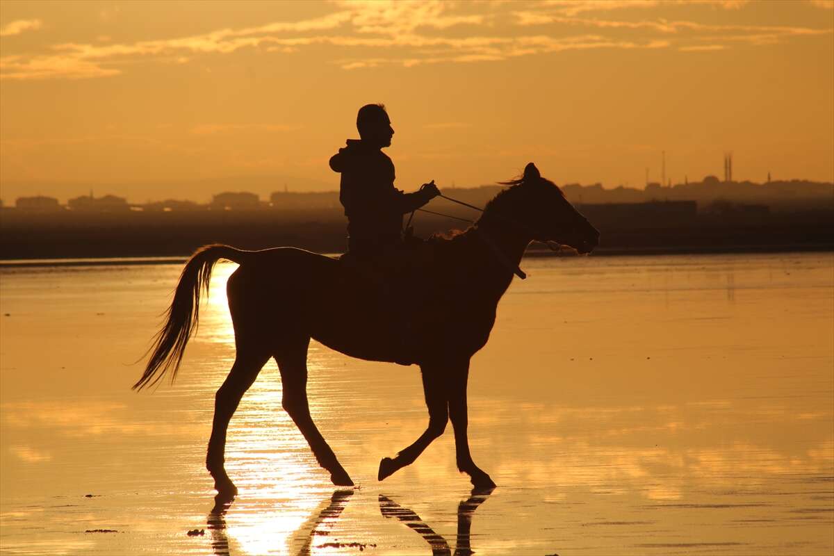 Tuz Gölü'ndeki gün batımı görsel şölen oluşturdu 5